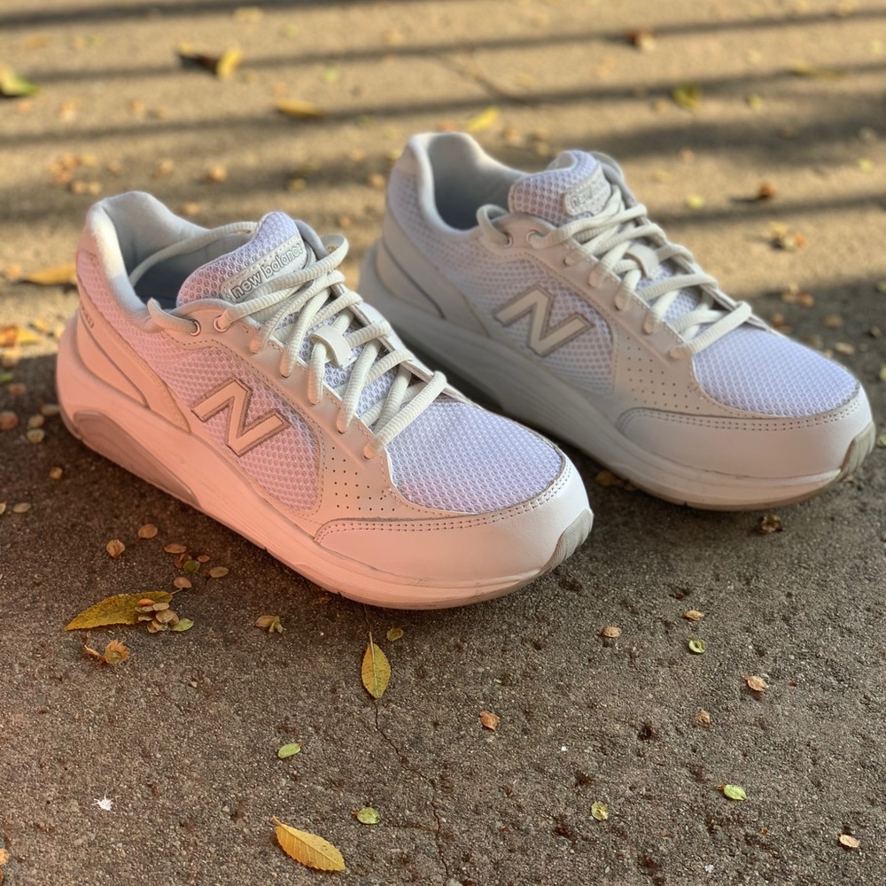 NEW BALANCE WHITE SNEAKER US SIZE 7